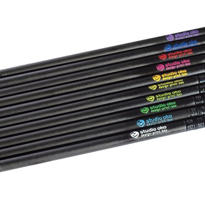 Črni gravirani svinčniki